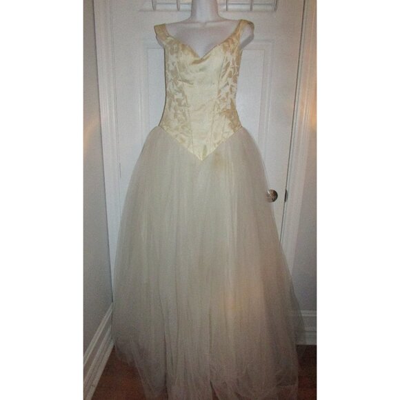 Justina McCaffrey 'Cinderella' Wedding Dress - Picture 1 of 11